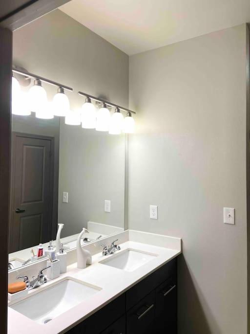 Apartment Downtown Luxury With Free Parking Space *